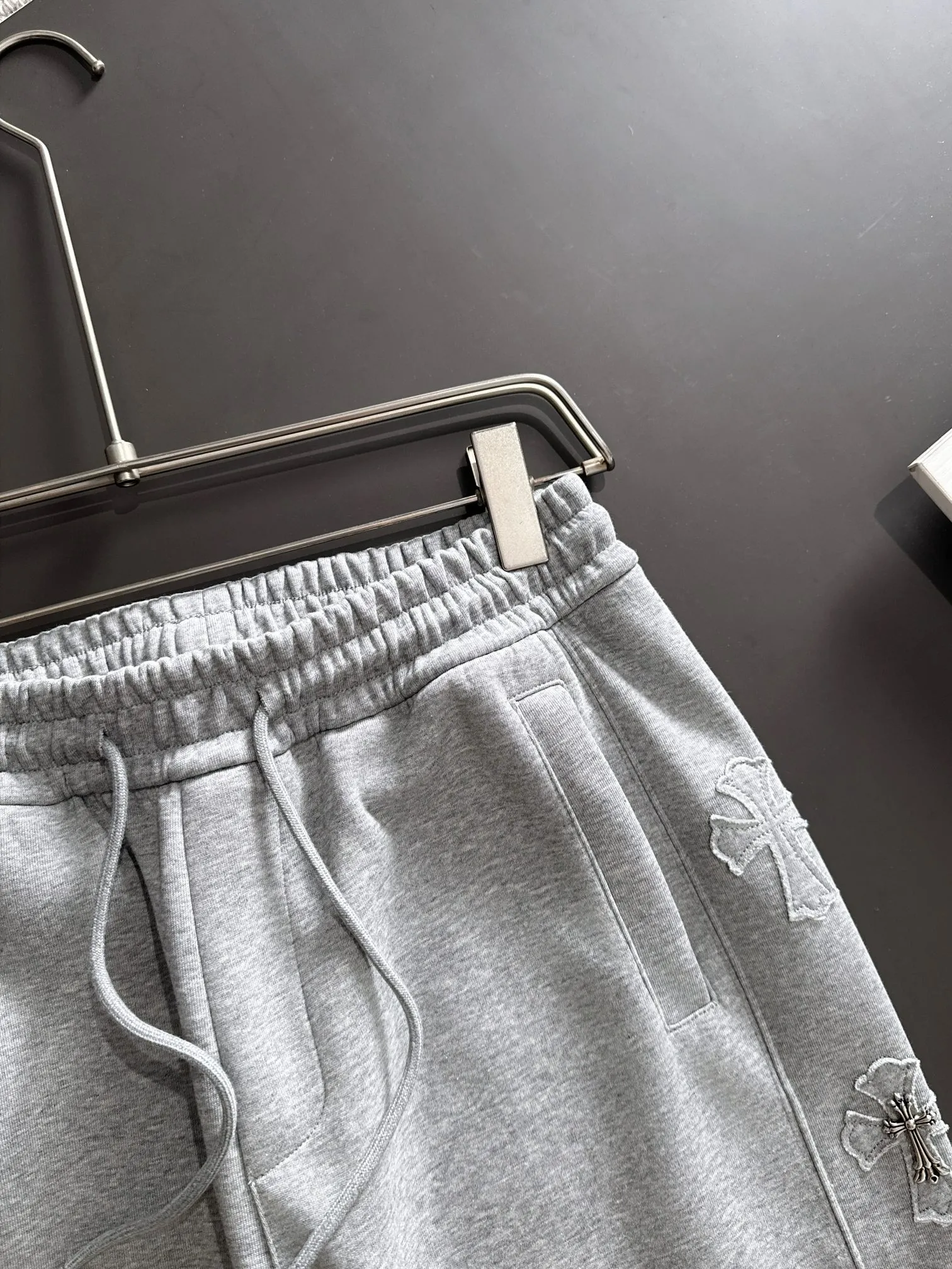 P310 Chrome Hearts* (exclusive quality in the market) hot style 2꯭0꯭2꯭5 new autumn pants ❤ Original ⌚️ high version Chrome Hearts The fabric is made of 380g high-density double-sided Chinese custom fabric. It does not deform or shrink. The three-dimensional drape is amazing. Process introduction: 6 crosses on each side of the side panel. Customized hardware accessories. Color: Gray SIZE: M-XXXL